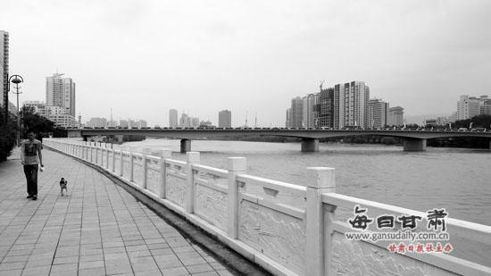 6月28日，蘭州城關(guān)黃河橋附近，一排漢白玉大理石護(hù)欄新鮮亮相，使黃河風(fēng)情線顏值得以大幅提升。原來的鋼筋混凝土護(hù)欄因風(fēng)吹日曬，局部被腐蝕而被拆除。蘭州晨報首席記者張繼培攝